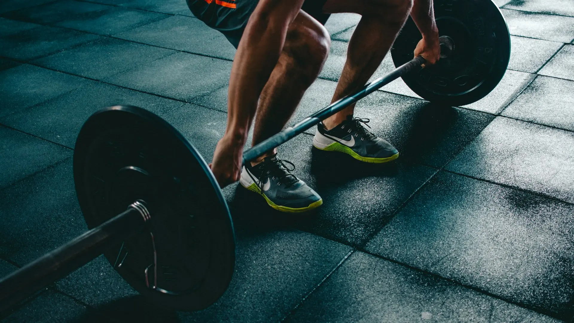 Fitness Odoo solutions - person about to lift the barbel
